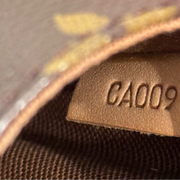 Authentic Louis Vuitton belt bum bag. Great condition monogram - Picture 10 of 11